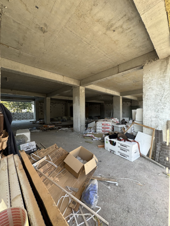 Spatiu comercial de inchiriat / In constructie / 287mp - 10m vitrina